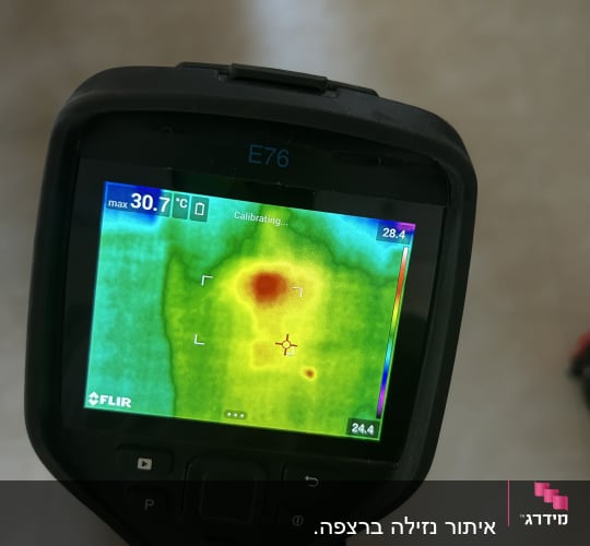 מד חום תרמי מציג אזור חם